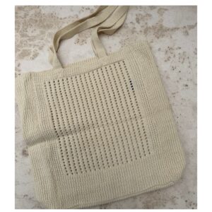 Bolso tejido en marfil con calados artesanales. Ideal para resort, playa y verano