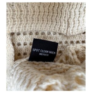 Bolso tejido en marfil con calados artesanales. Ideal para resort, playa y verano