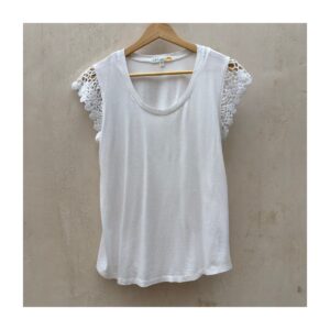 Blusa blanca C&C California con mangas de crochet, ideal para paseos costeros, talla S y mexcla de algodón. estilo coastal grandama