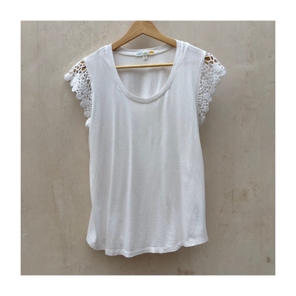 Blusa blanca C&C California con mangas de crochet, ideal para paseos costeros, talla S y mexcla de algodón. estilo coastal grandama
