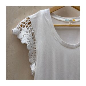 Blusa blanca C&C California con mangas de crochet, ideal para paseos costeros, talla S y mexcla de algodón. estilo coastal grandama