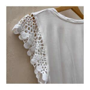 Blusa blanca C&C California con mangas de crochet, ideal para paseos costeros, talla S y mexcla de algodón. estilo coastal grandama