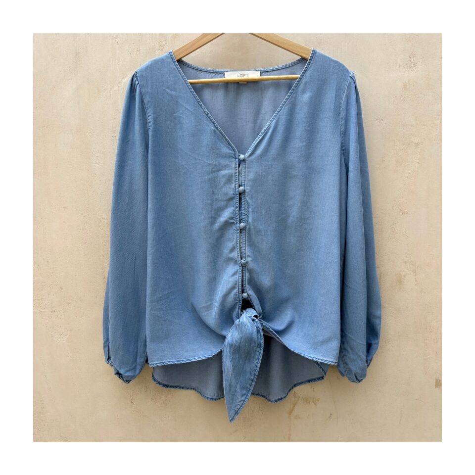 Blusa Lyocell azul LOFT en azul chambray y talla M. Estilo mediterráneo