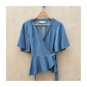 Blusa cruzada Lyocell azul chambray con mangas mariposa, talla XS estilo coquette