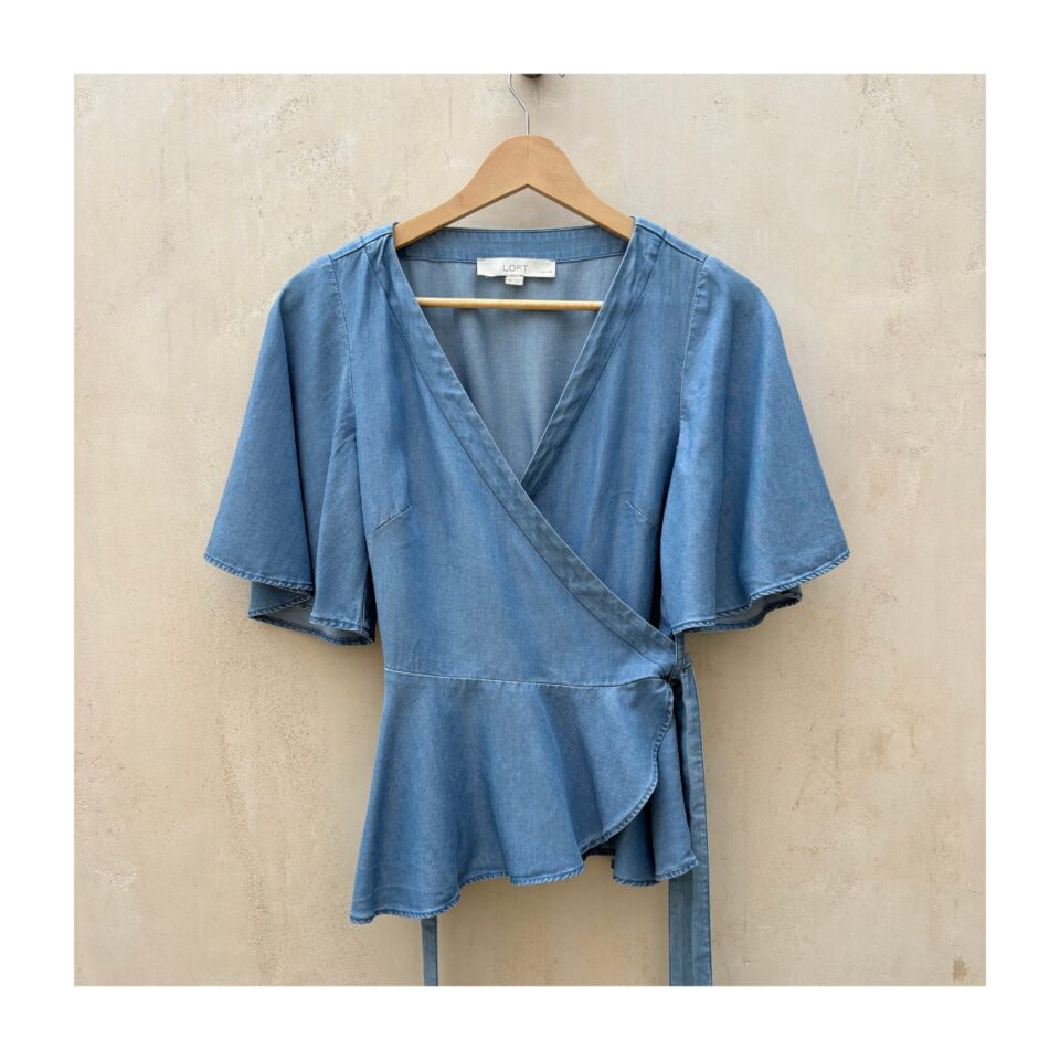 Blusa cruzada Lyocell azul chambray con mangas mariposa, talla XS estilo coquette