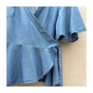 Blusa cruzada Lyocell azul chambray con mangas mariposa, talla XS estilo coquette