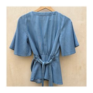 Blusa cruzada Lyocell azul chambray con mangas mariposa, talla XS estilo coquette