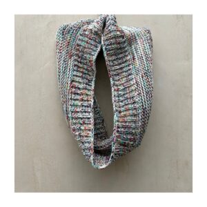 Bufanda infinita de Loft. En punto acanalado con explosión multicolor controlada. Aesthetic soft winter que fusiona arte abstracto y confort urbano.