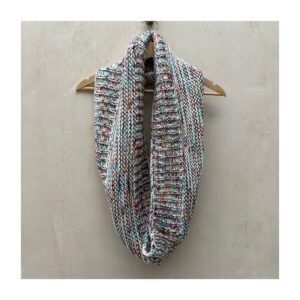 Bufanda infinita de Loft. En punto acanalado con explosión multicolor controlada. Aesthetic soft winter que fusiona arte abstracto y confort urbano.