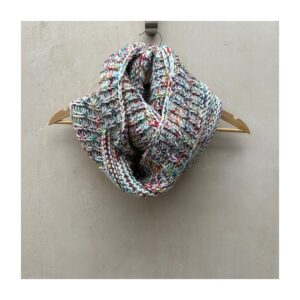Bufanda infinita de Loft. En punto acanalado con explosión multicolor controlada. Aesthetic soft winter que fusiona arte abstracto y confort urbano.