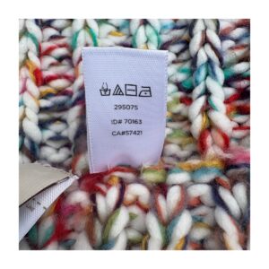 Bufanda infinita de Loft. En punto acanalado con explosión multicolor controlada. Aesthetic soft winter que fusiona arte abstracto y confort urbano.