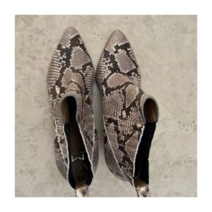 Yale Bootie Marc Fisher, Piel acabado pitón tañña 10 US y estilo western minimal, guardarropa cápsula.