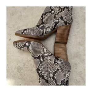 Yale Bootie Marc Fisher, Piel acabado pitón tañña 10 US y estilo western minimal, guardarropa cápsula.