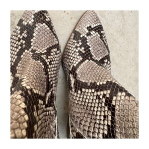 Yale Bootie Marc Fisher, Piel acabado pitón tañña 10 US y estilo western minimal, guardarropa cápsula.