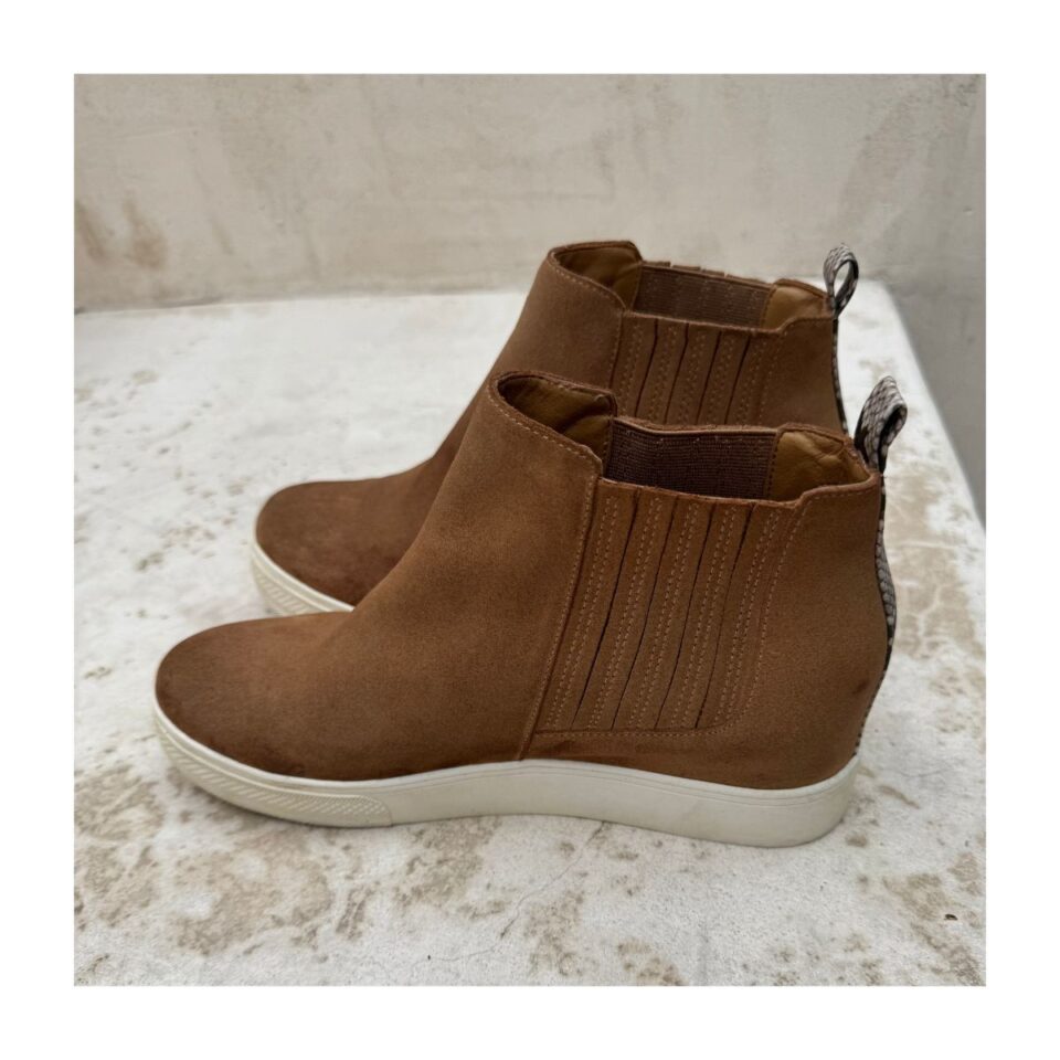 Chelsea boot dolce vita de gamuza en color caramelo y talla 9US, preppy style