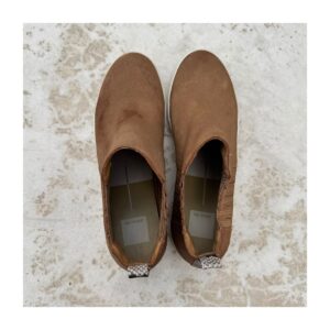 Chelsea boot dolce vita de gamuza en color caramelo y talla 9US, preppy style