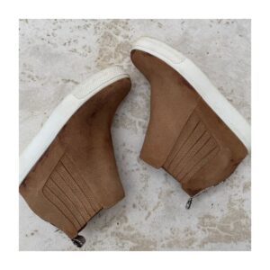 Chelsea boot dolce vita de gamuza en color caramelo y talla 9US, preppy style