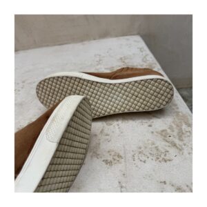 Chelsea boot dolce vita de gamuza en color caramelo y talla 9US, preppy style