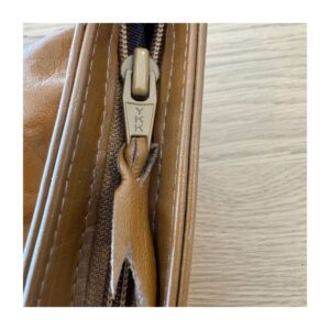 Clutch true vintage piel genuina en color camel. Manufactura premium de los años setentas. Old money