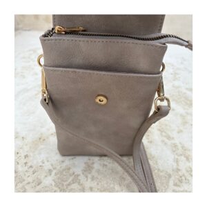 Crossbody Phone Wallet Evelyn en piel vegana de Bostanten. color gris topo. look urbano