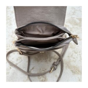 Crossbody Phone Wallet Evelyn en piel vegana de Bostanten. color gris topo. look urbano