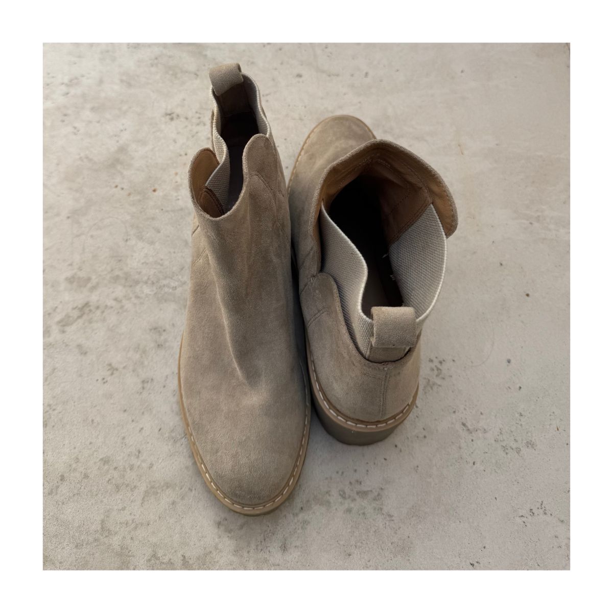 Botín Chelsea Rielle dela marca Dolce Vita y color topo en talla 9.5 US, estilo minimalista