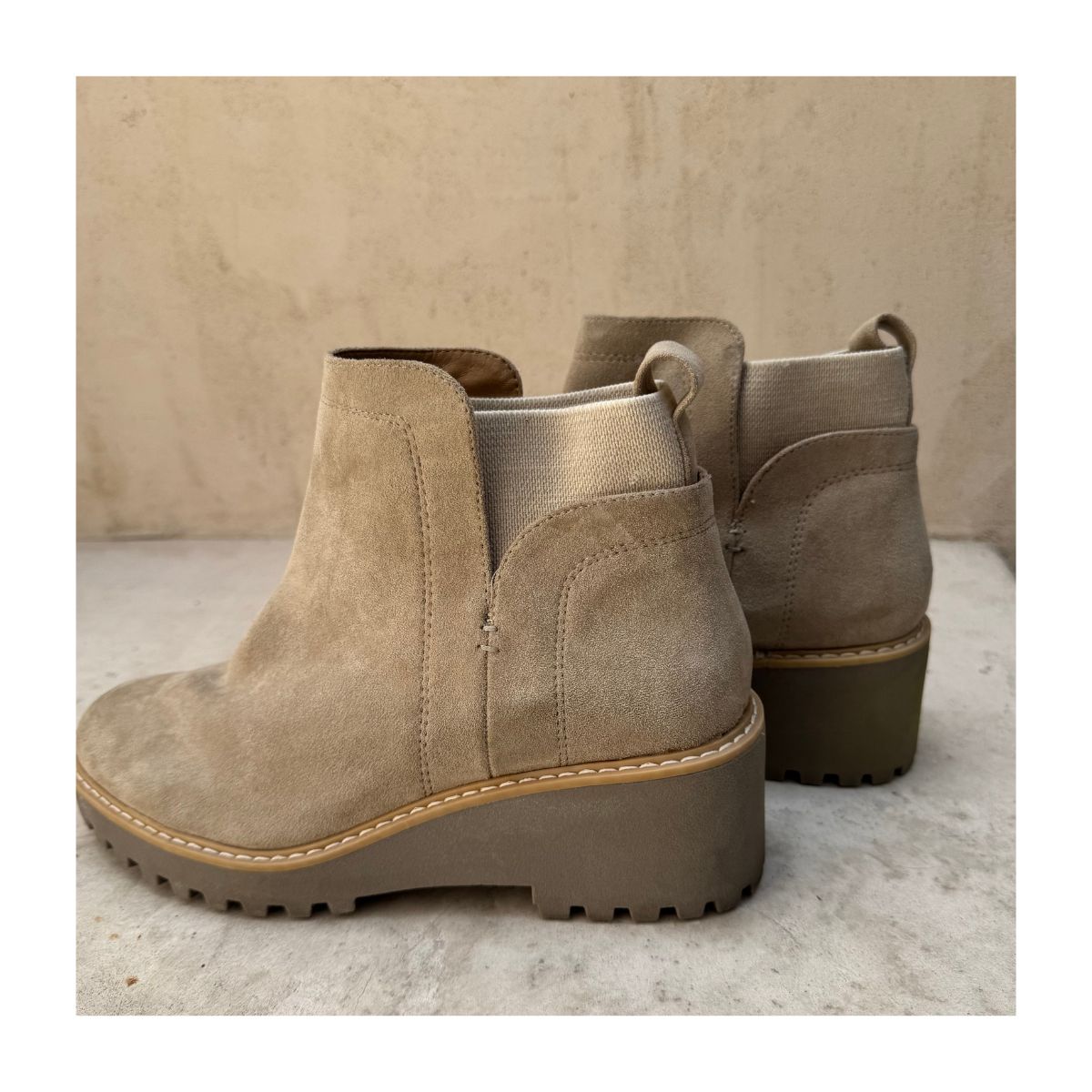 Botín Chelsea Rielle dela marca Dolce Vita y color topo en talla 9.5 US, estilo minimalista