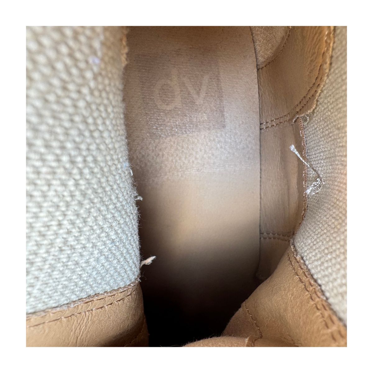 Botín Chelsea Rielle dela marca Dolce Vita y color topo en talla 9.5 US, estilo minimalista