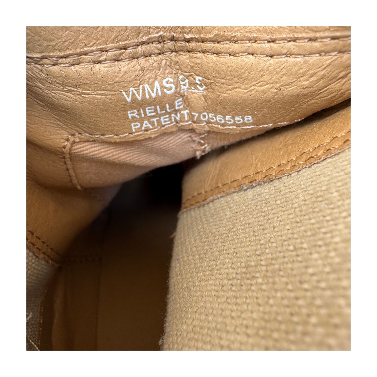 Botín Chelsea Rielle dela marca Dolce Vita y color topo en talla 9.5 US, estilo minimalista