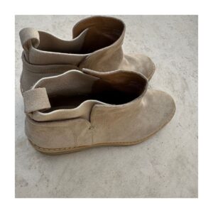 Botín Chelsea Rielle dela marca Dolce Vita y color topo en talla 9.5 US, estilo minimalista