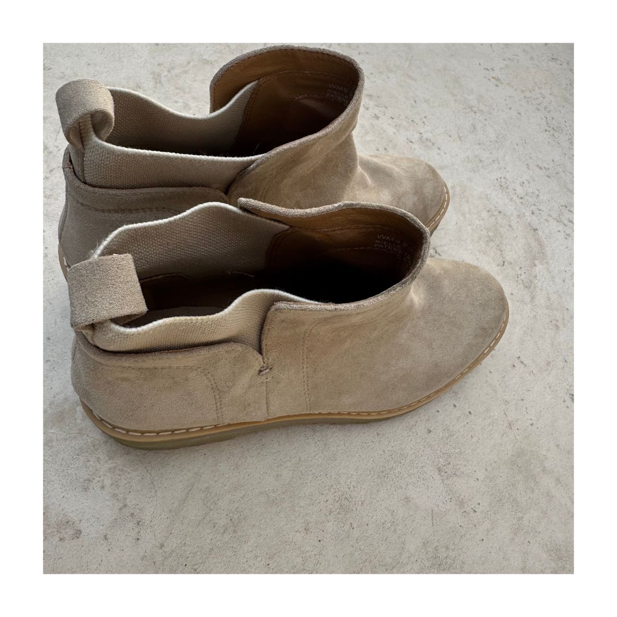 Botín Chelsea Rielle dela marca Dolce Vita y color topo en talla 9.5 US, estilo minimalista