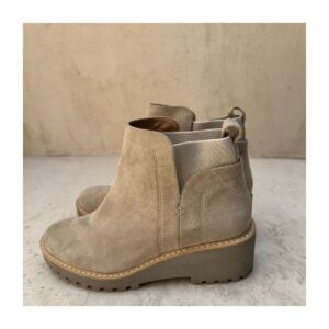 Botín Chelsea Rielle dela marca Dolce Vita y color topo en talla 9.5 US, estilo minimalista