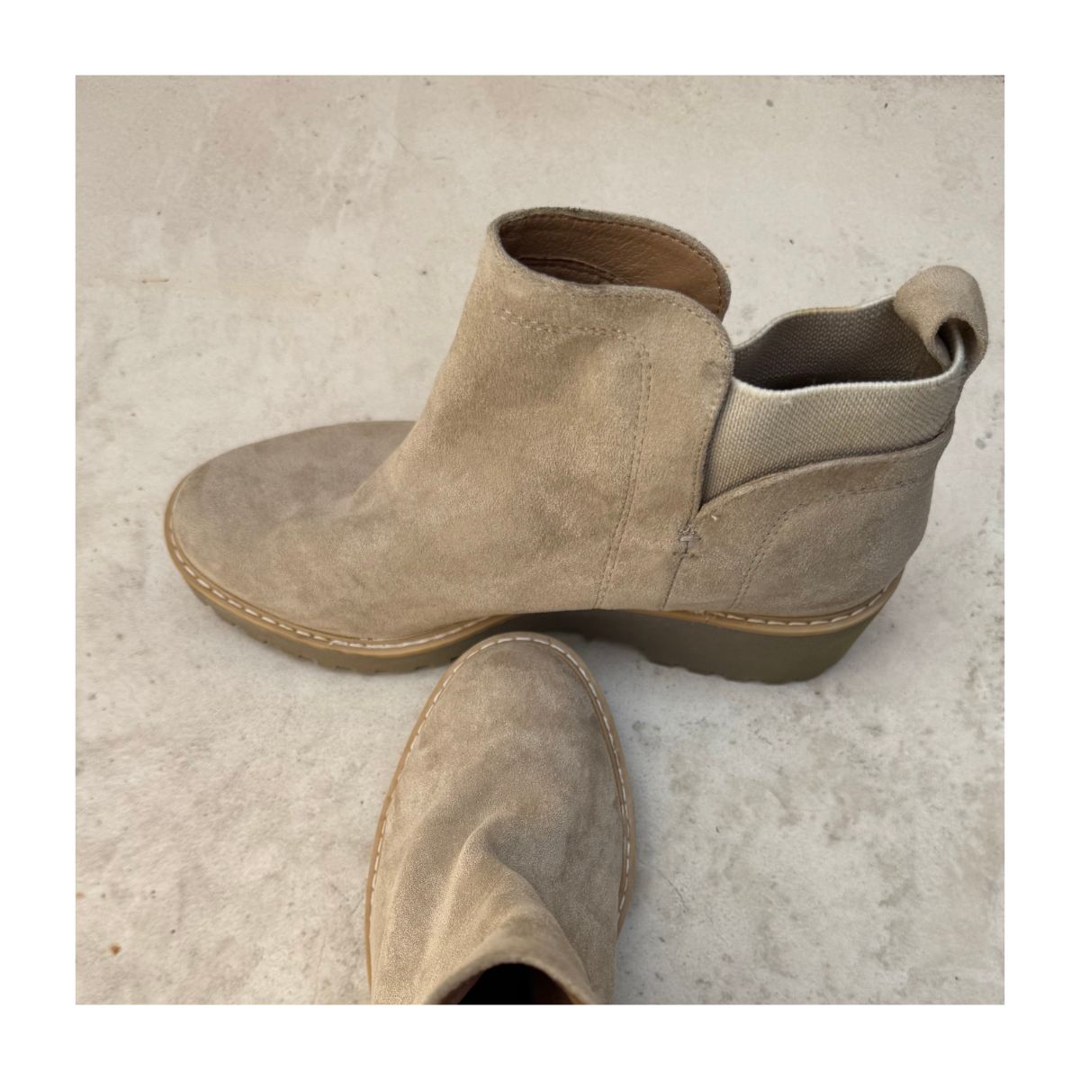 Botín Chelsea Rielle dela marca Dolce Vita y color topo en talla 9.5 US, estilo minimalista