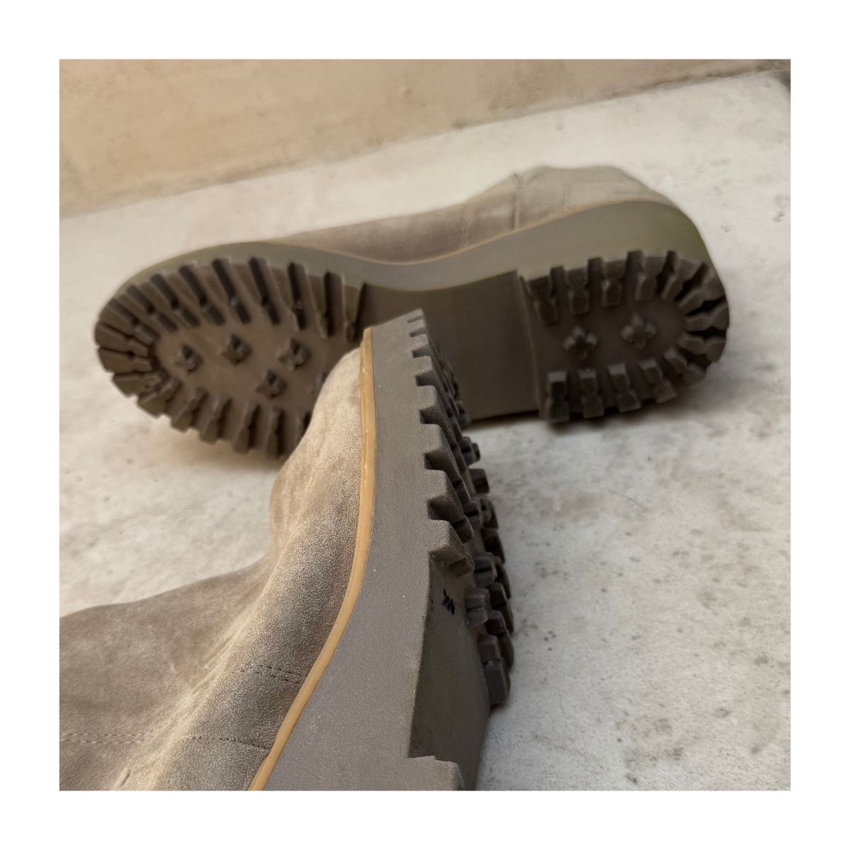 Botín Chelsea Rielle dela marca Dolce Vita y color topo en talla 9.5 US, estilo minimalista