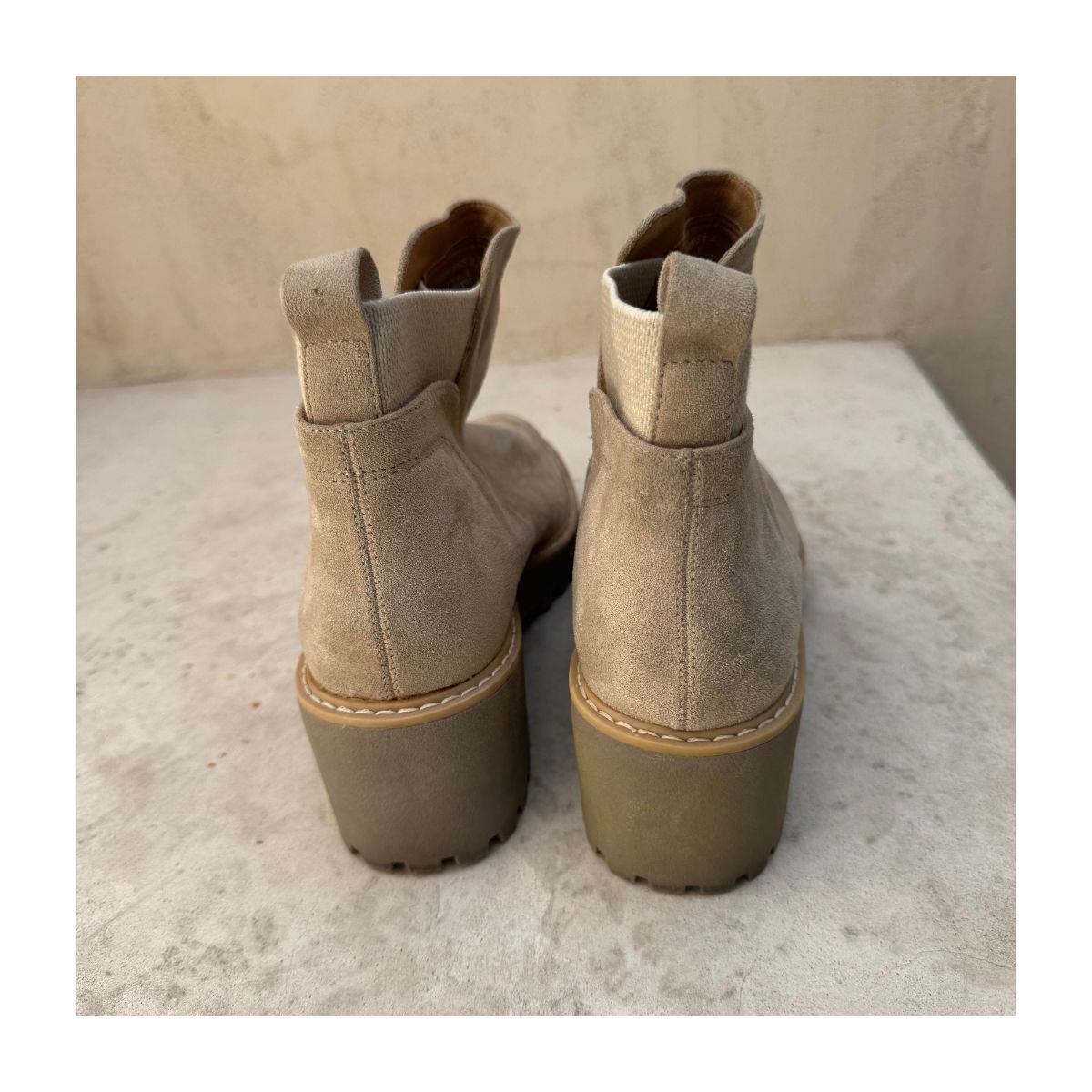 Botín Chelsea Rielle dela marca Dolce Vita y color topo en talla 9.5 US, estilo minimalista