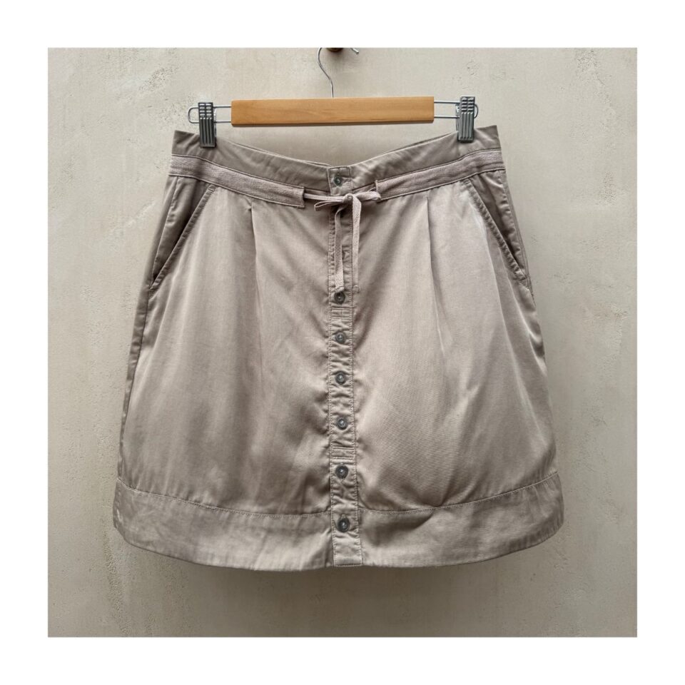 Falda plisada Lucy beige corta en Tencel. Talla S