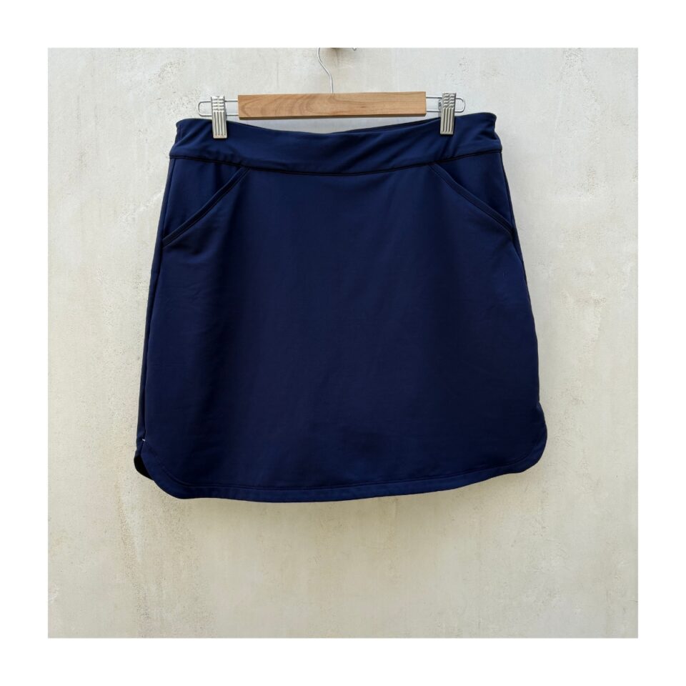 Alice Petal Hem Skort: Falda short de Peter Millar en talla M sporty luxury. Ideal para jugar pickleball, golf, paddle y tennis estilo athleisure