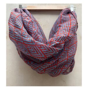 Foulard geométrico art déco en coral y azul celeste. Estilo Lagenlook