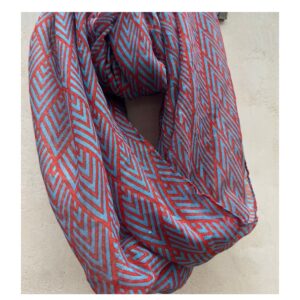 Foulard geométrico art déco en coral y azul celeste. Estilo Lagenlook