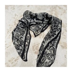 Pañuelo damasco en seda japonesa con patrón victoriano. estilo dark academia