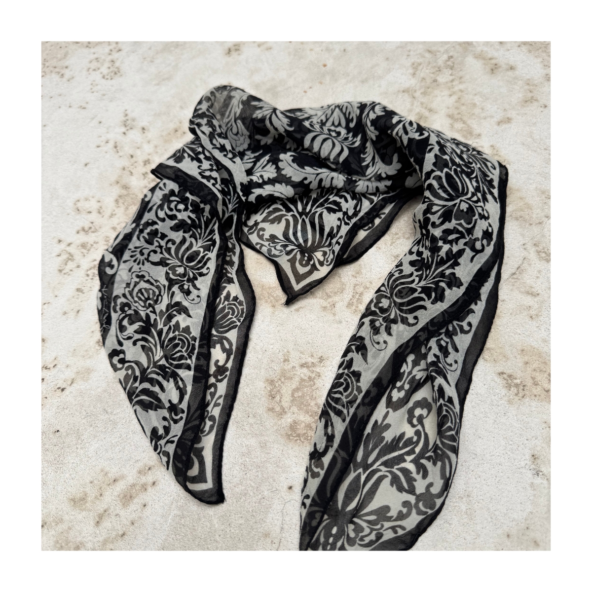 Pañuelo damasco en seda japonesa con patrón victoriano. estilo dark academia