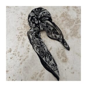 Pañuelo damasco en seda japonesa con patrón victoriano. estilo dark academia