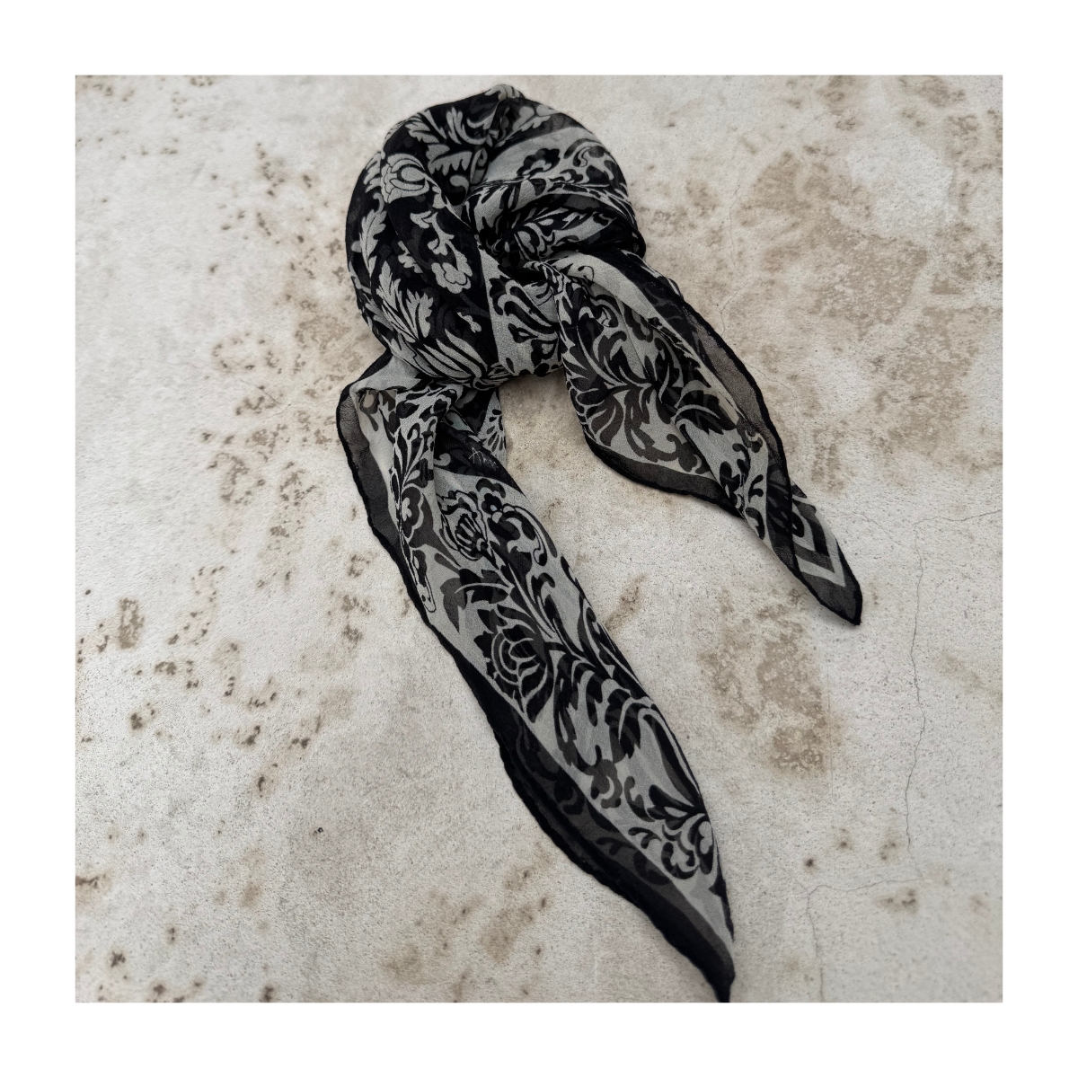 Pañuelo damasco en seda japonesa con patrón victoriano. estilo dark academia