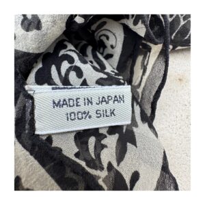 Pañuelo damasco en seda japonesa con patrón victoriano. estilo dark academia