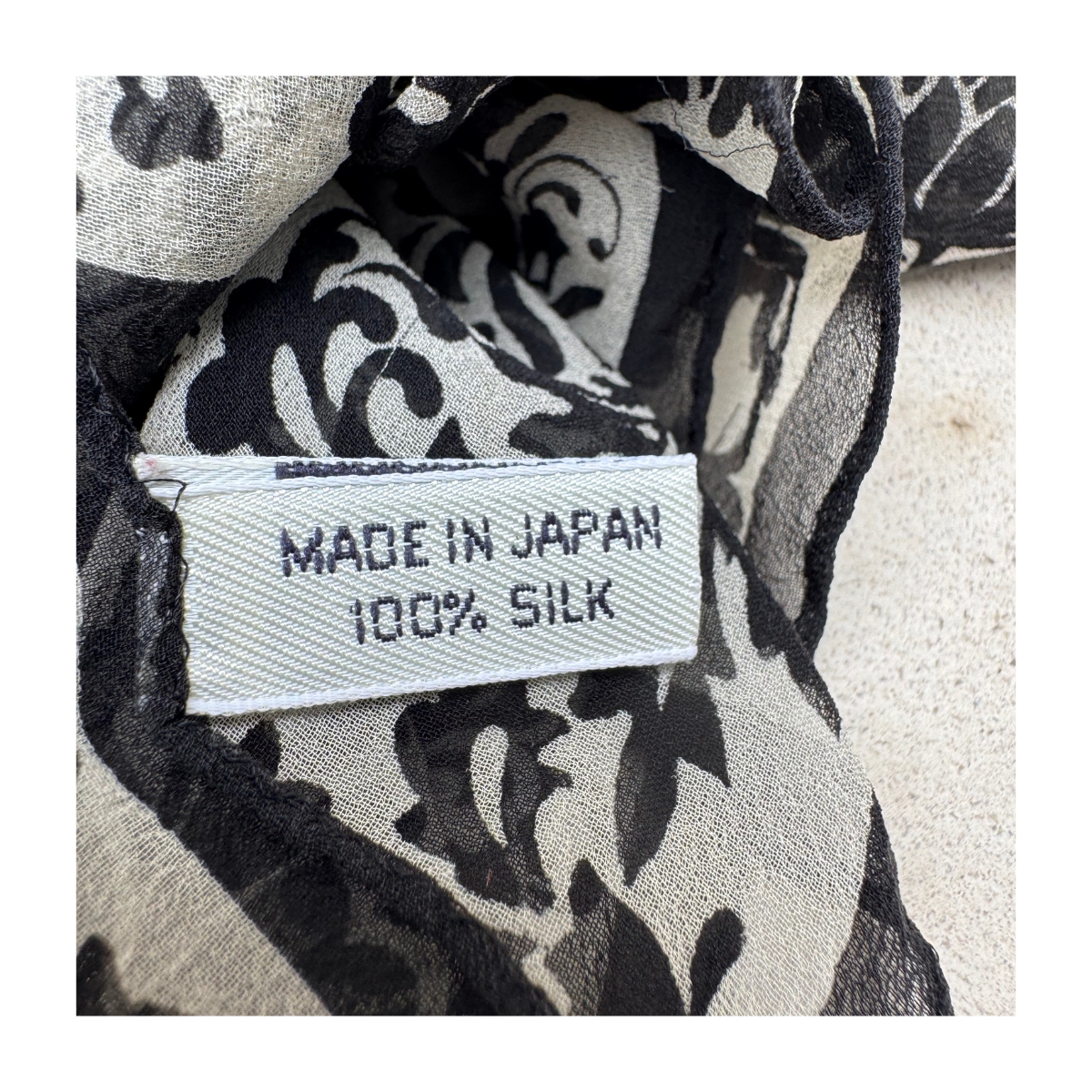 Pañuelo damasco en seda japonesa con patrón victoriano. estilo dark academia