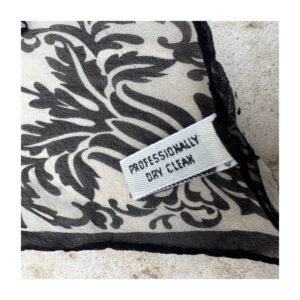 Pañuelo damasco en seda japonesa con patrón victoriano. estilo dark academia