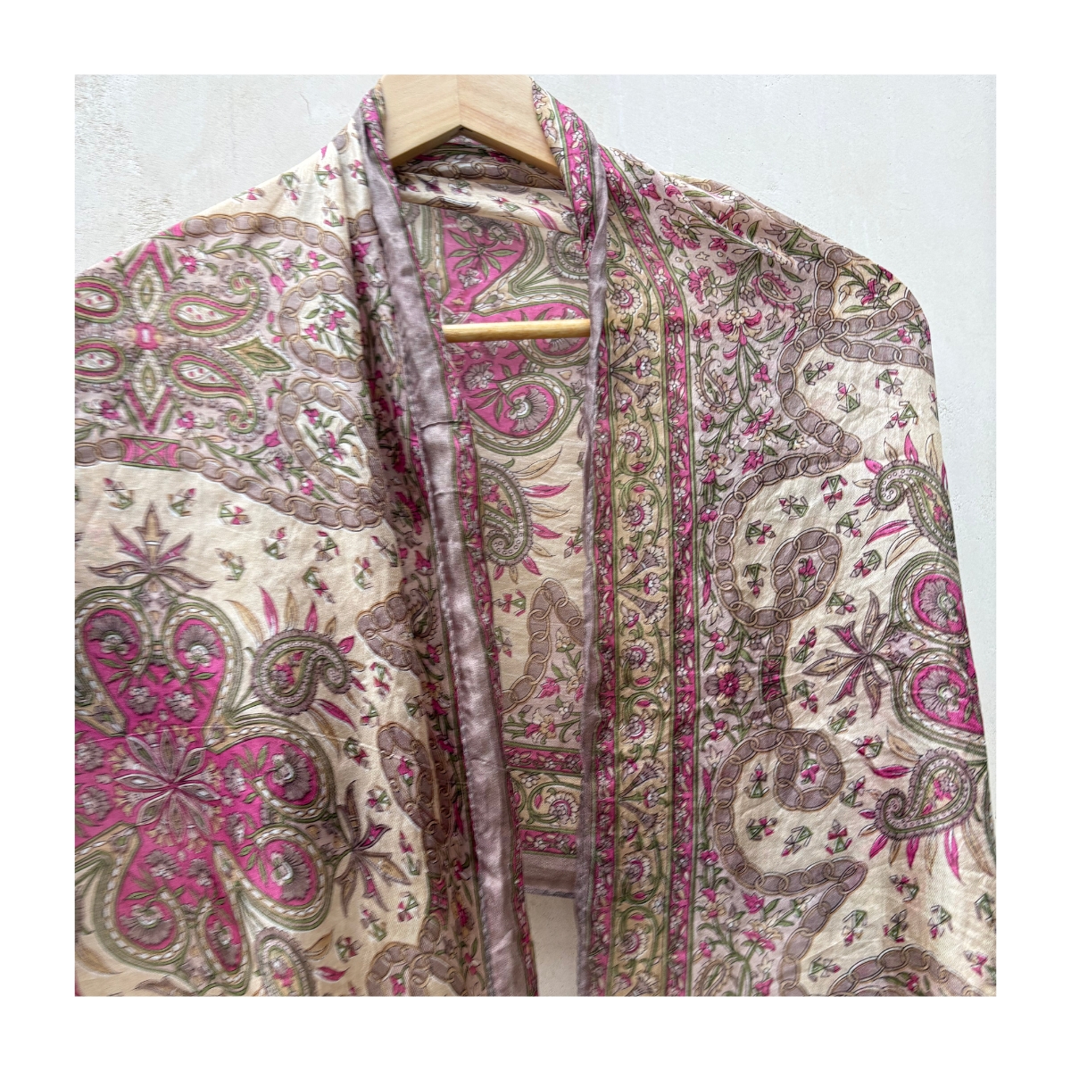 Foulard en 100% seda. Hecho en India, estilo romántico.