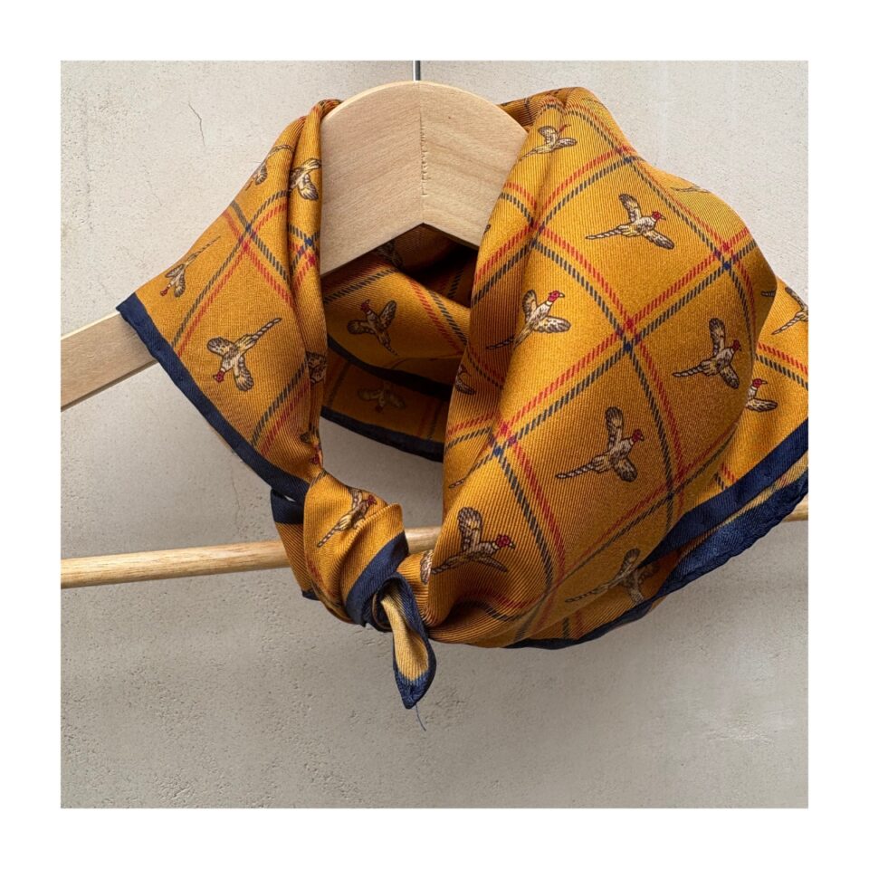 pañuelo de seda italiana en base mostaza con faisanes estilo británico y estilo old money