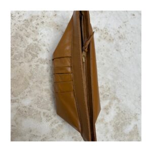 Clutch true vintage piel genuina en color camel. Manufactura premium de los años setentas. Old money