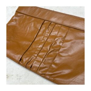 Clutch true vintage piel genuina en color camel. Manufactura premium de los años setentas. Old money
